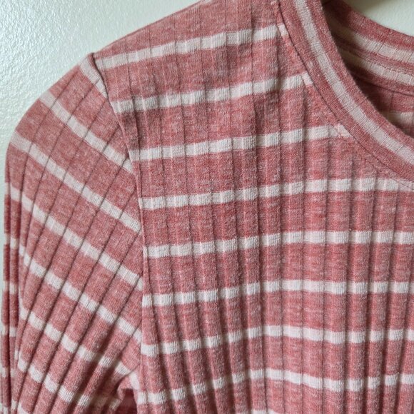 EUC AMERICAN EAGLE RIBBED STRIPED LONGSLEEVE LETTUCE HEM TOP SIZE  M - Picture 4 of 13
